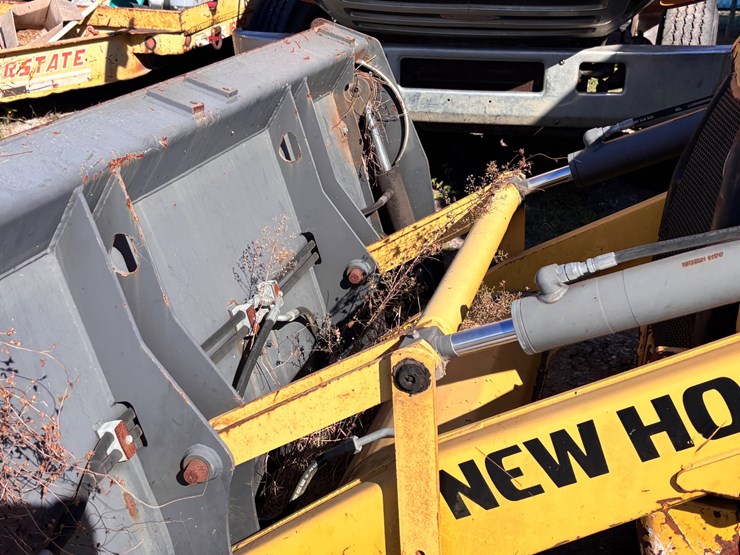#18-•-new-holland-b110c-backhoe-loader-image-12
