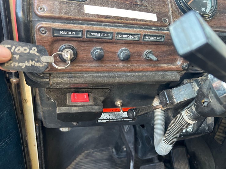1996-freightliner-day-cab-image-22