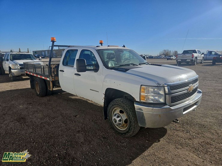 2014-chevrolet-silverado-3500hd-cc-4x4-s/a-deck-truck-image-2
