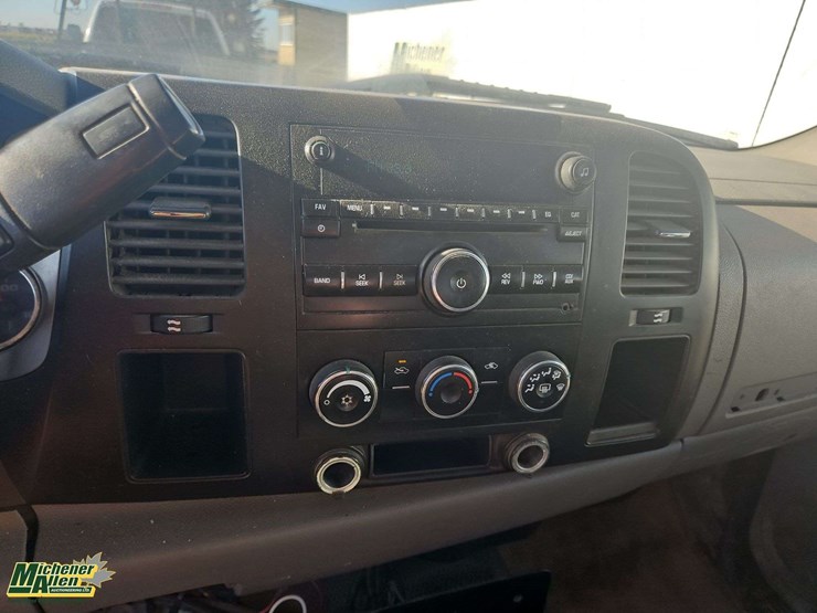 2014-chevrolet-silverado-3500hd-cc-4x4-s/a-deck-truck-image-17