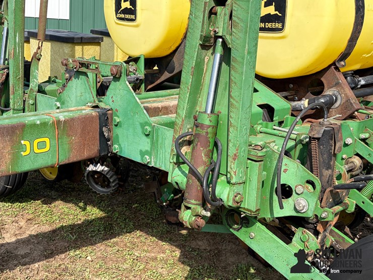 john-deere-7200-maxemerge-8r36"-corn-planter-image-15