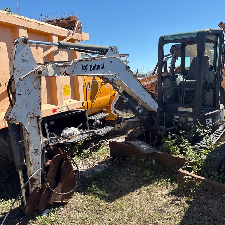 #42 • 2009 Bobcat E35 Mini Excavator