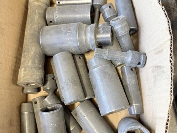 aircat-1"-impact-gun-&-assorted-sockets-image-4