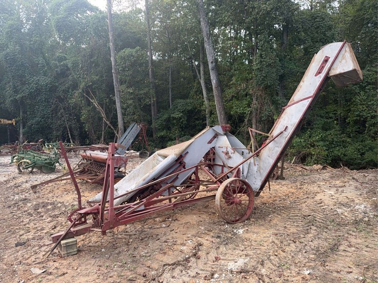 international-one-row-corn-picker-image-1