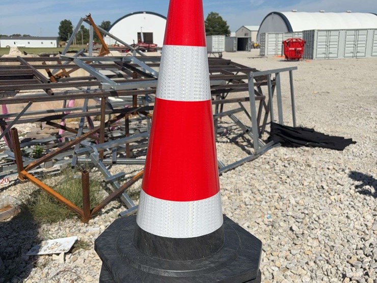 traffic-safety-cones-with-heavy-base-image-4
