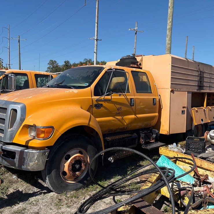 #22 • 2010 FORD F-750