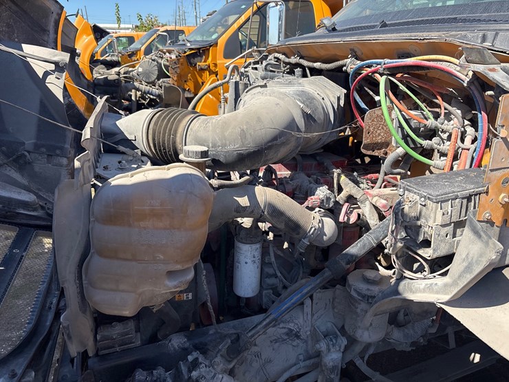 #19-•-ford-f-750-super-duty-single-axle-dump-truck-image-5