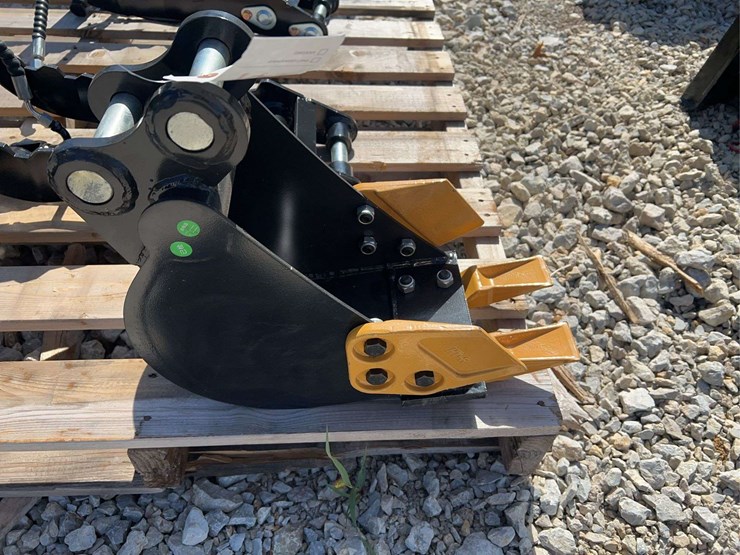 mini-excavator-bucket-with-teeth-image-1