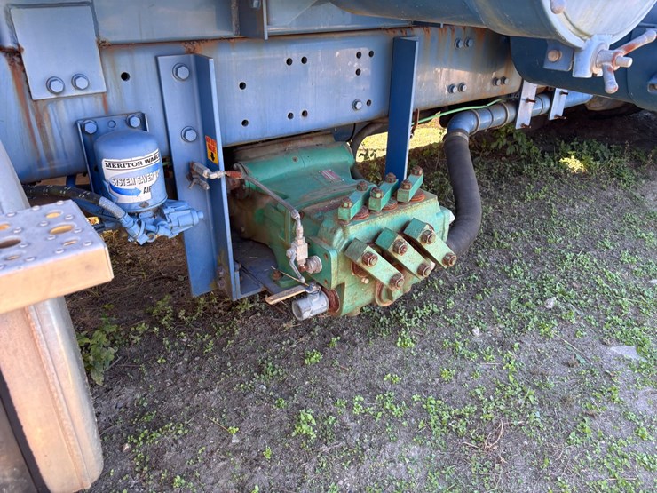 #38-•-2005-sterling-gapvax-mc1510-vacuum-truck-image-12