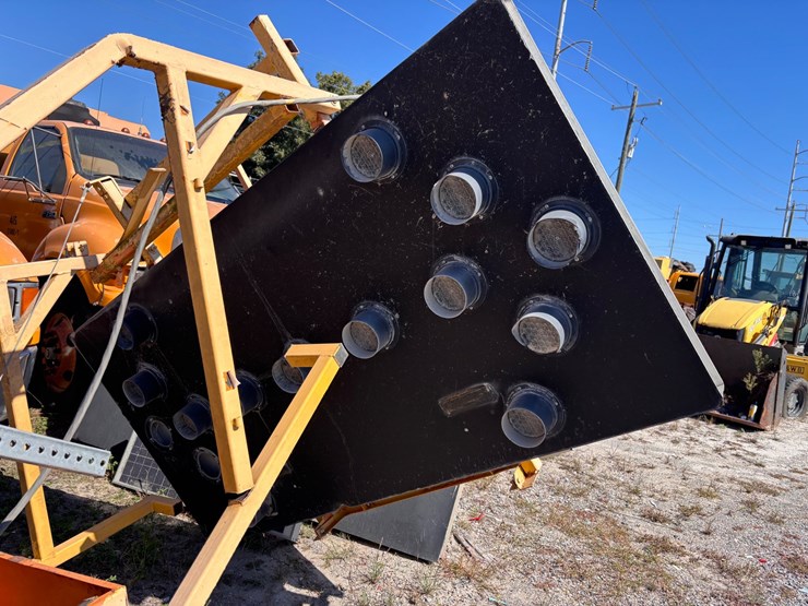 #25-•-towable-solar-powered-flashing-arrow-board-trailer-image-3