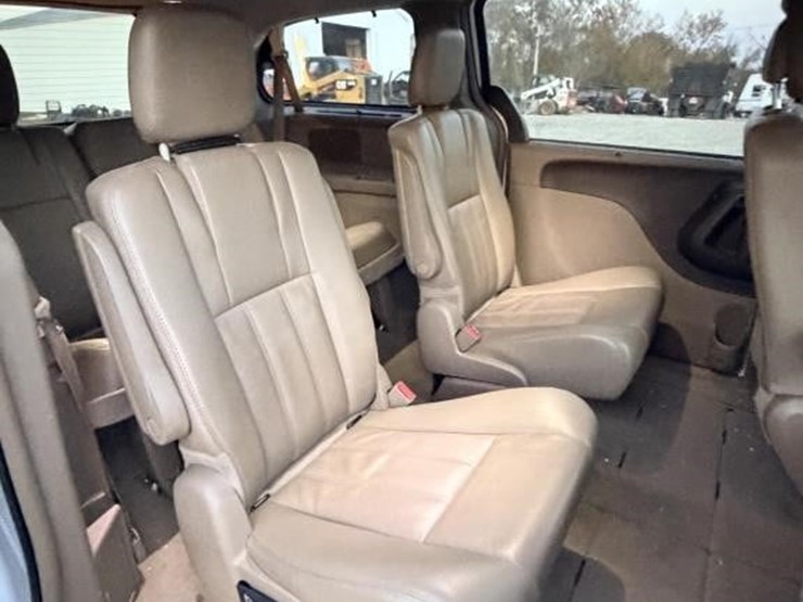 2014-chrysler-town-&-country-image-6