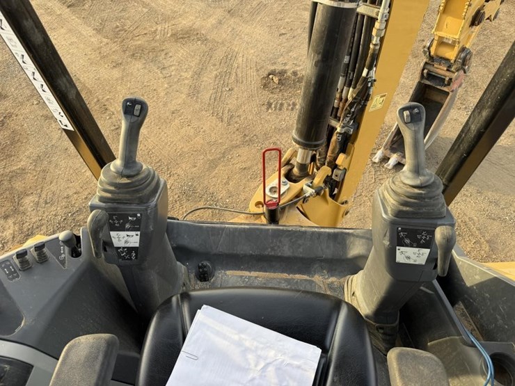 2025-caterpillar-420-image-21