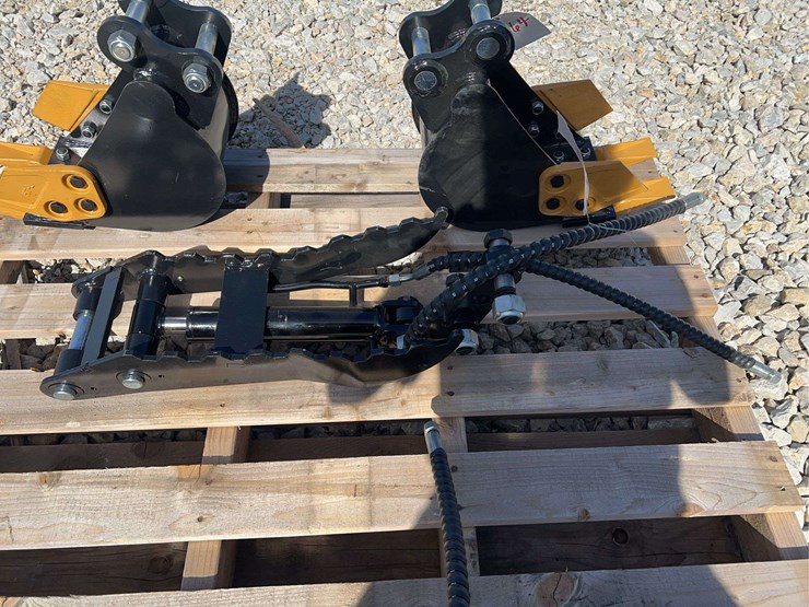 mini-excavator-hydraulic-thumb-attachment-image-3