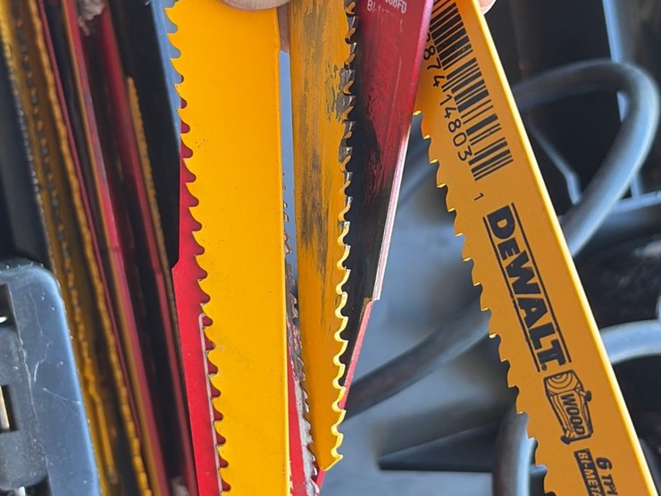 #39-•-dewalt-reciprocating-saw-electric-with-extra-saw-blades-and-box-image-2