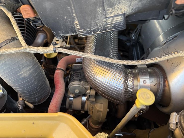 2025-caterpillar-420-image-51