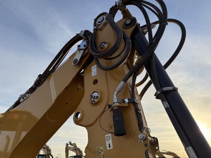 2025-caterpillar-420-image-44