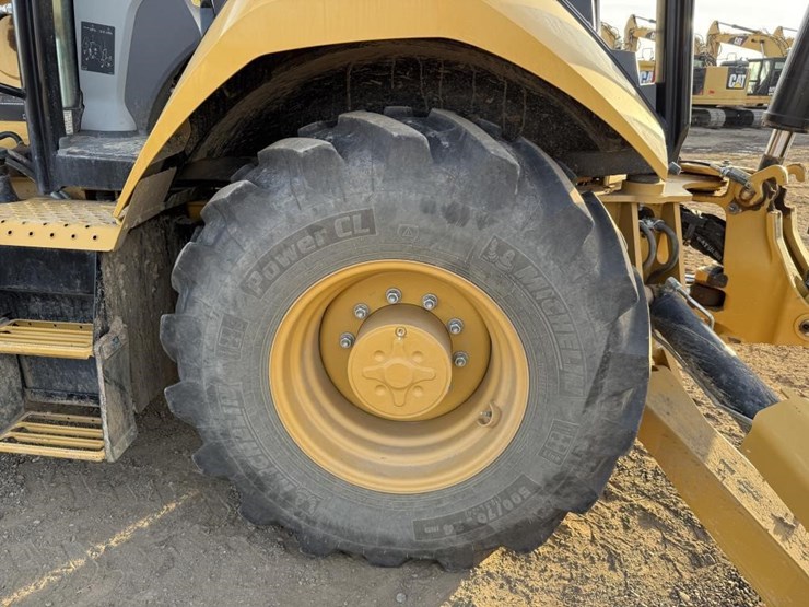 2025-caterpillar-420-image-56