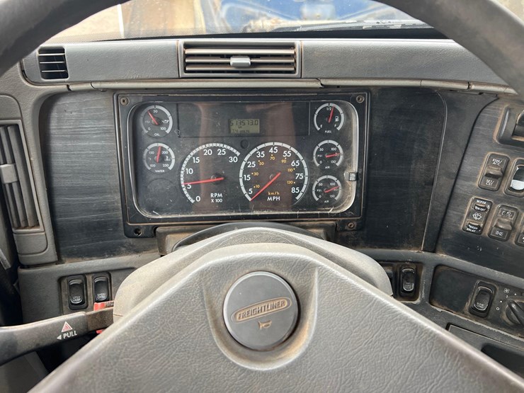 2004-freightliner-columbia-grain-truck-image-17