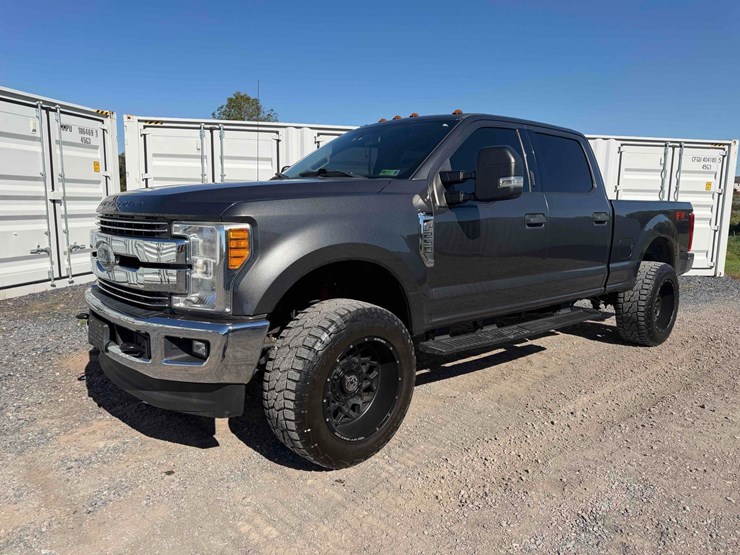 2017-ford-f-250-xlt-super-duty-pick-up-truck-image-1