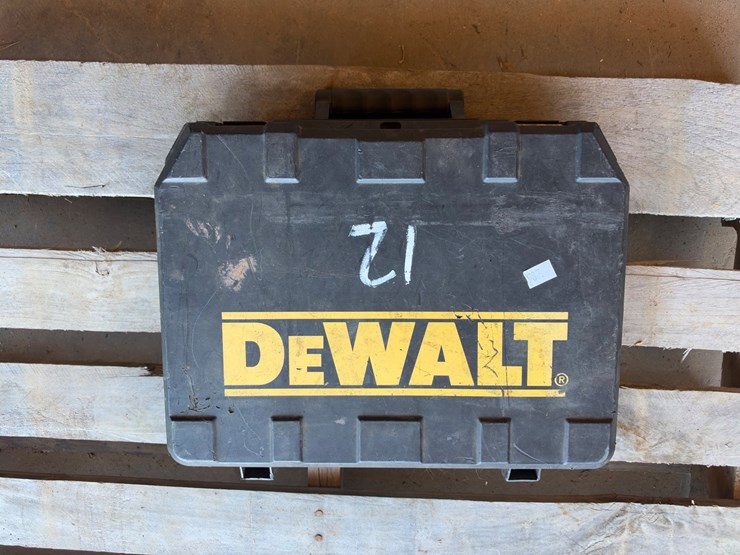 #12-•-dewalt-pneuamtic-nail-gun-w/-extra-nails-image-4
