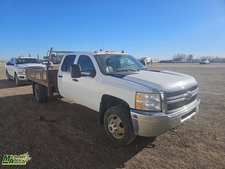 2013-chevrolet-silverado-3500hd-4x4-s/a-deck-truck-image-2