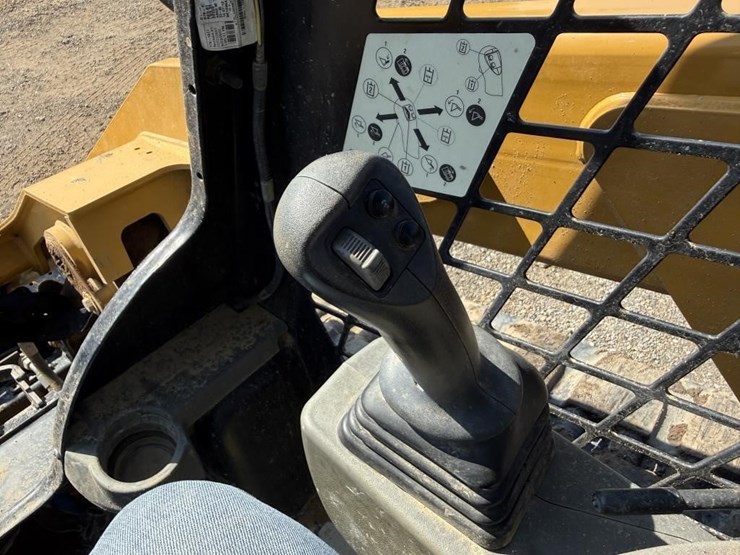 2022-caterpillar-279d3-image-15