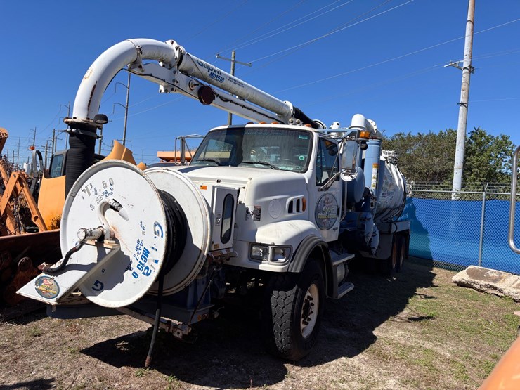 #38-•-2005-sterling-gapvax-mc1510-vacuum-truck-image-1