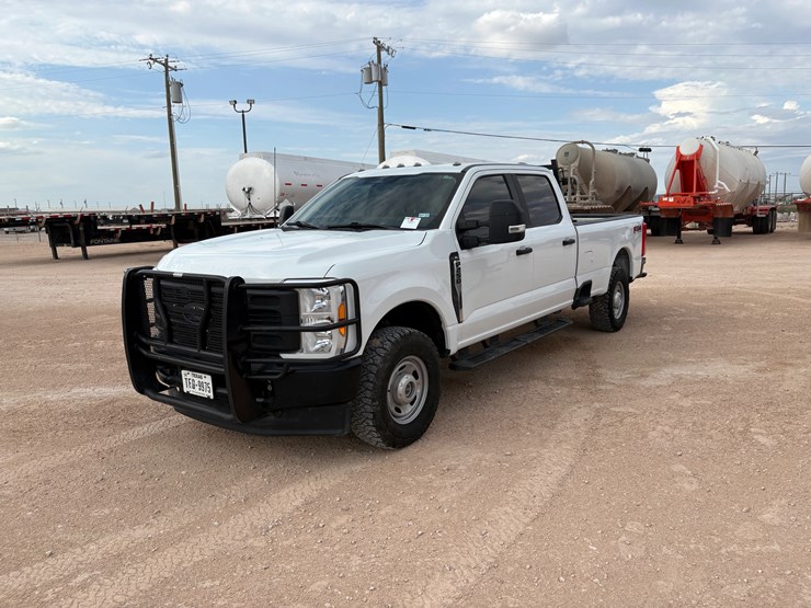 2023-ford-f-250-super-duty-crew-cab-pickup-truck,-4x4-(gasoline)-image-2