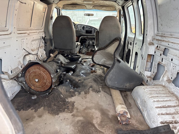 #52-•-ford-e-150-econoline-full-size-cargo-van-image-5