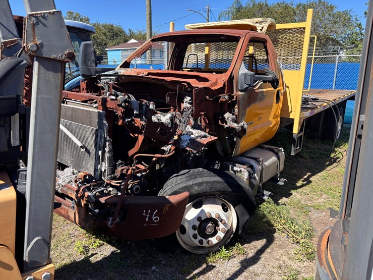 #46-•-ford-550-flatbed-cab-chassis-truck-with-headache-rack-image-1