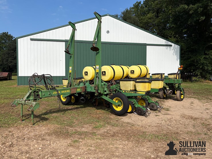 john-deere-7200-maxemerge-8r36"-corn-planter-image-1