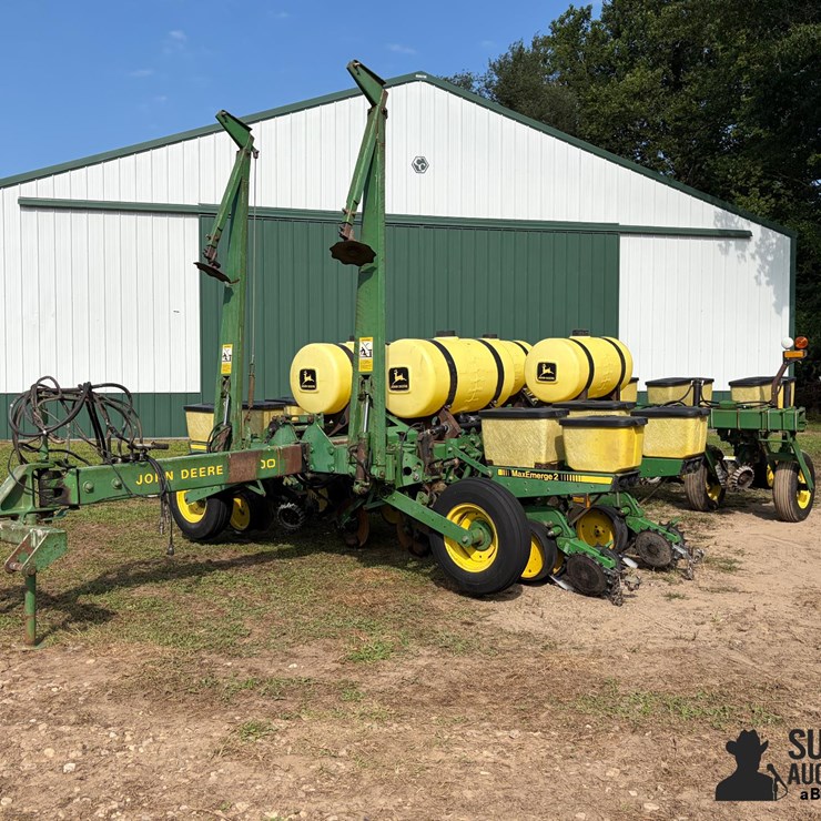 John Deere 7200 MaxEmerge 8R36" Corn Planter
