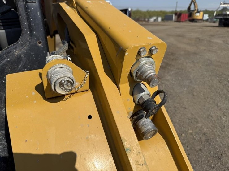 2022-caterpillar-279d3-image-21