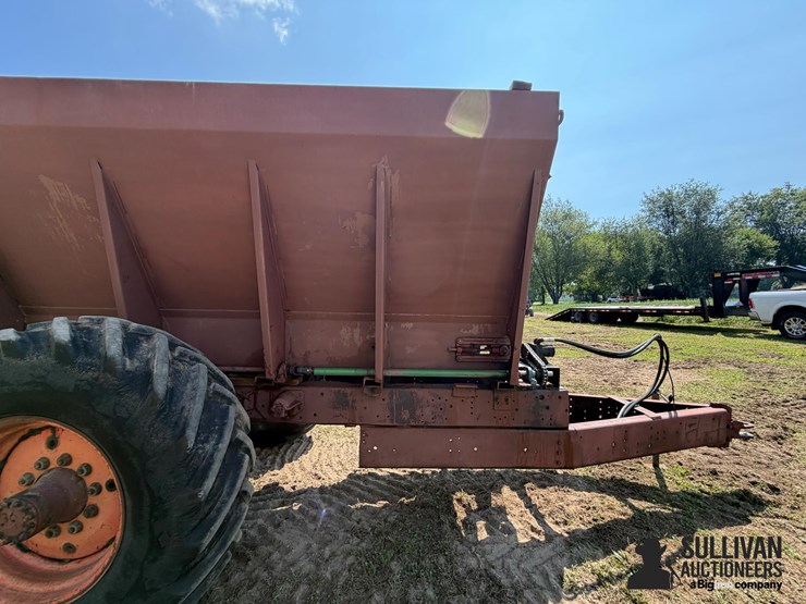 highway-equipment-company-l-70-11-8-ton-lime-spreader-image-15