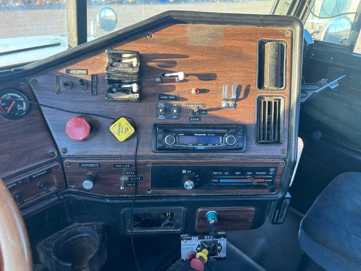 1996-freightliner-day-cab-image-19