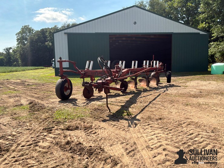 international-720-6-bottom-plow-image-2