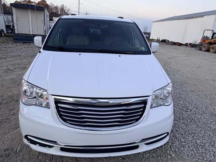 2014-chrysler-town-&-country-image-5