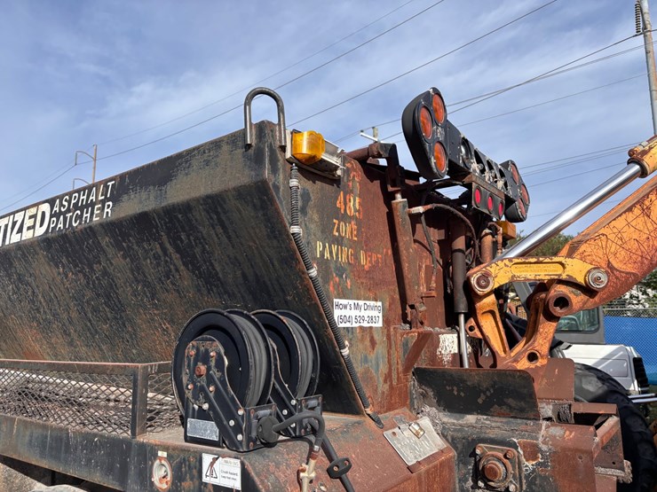 #49-•-ford-f-750-super-duty-unitized-asphalt-patcher-truck-image-19