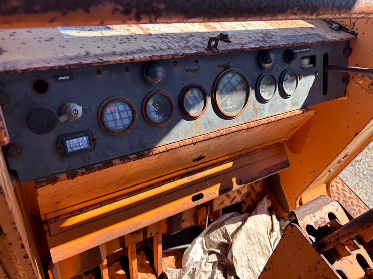 #39-•-case-115-crawler-loader-with-front-bucket-image-17