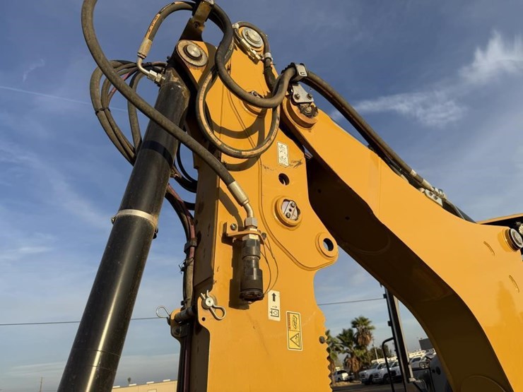 2025-caterpillar-420-image-45