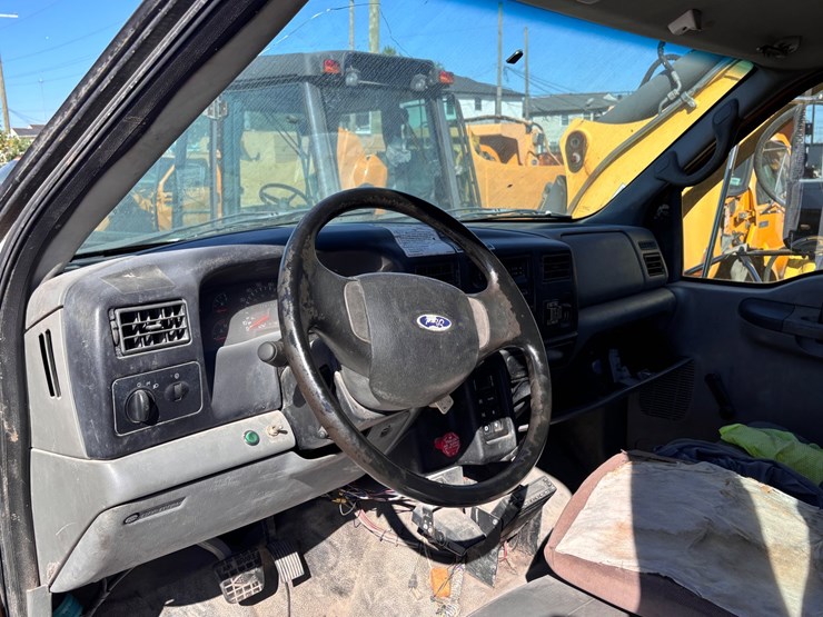 #17-•-2009-ford-f-750-super-duty-crew-cab-utility-truck-image-17