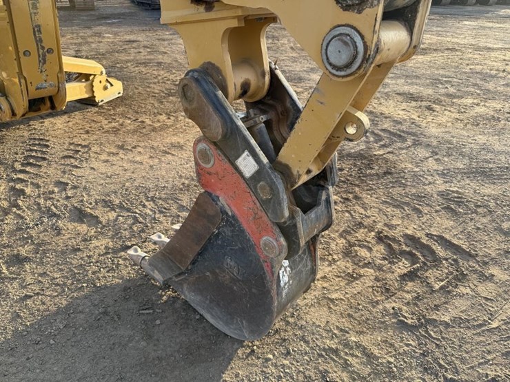 2025-caterpillar-420-image-42