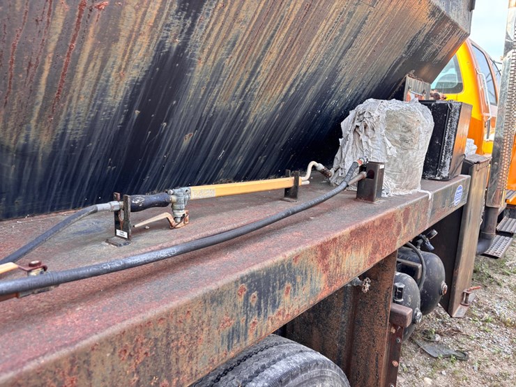#49-•-ford-f-750-super-duty-unitized-asphalt-patcher-truck-image-10