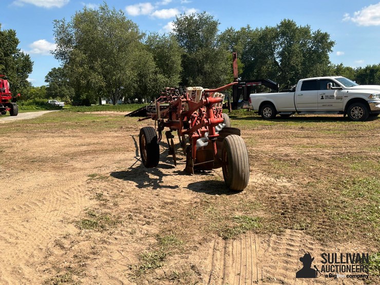international-720-6-bottom-plow-image-7