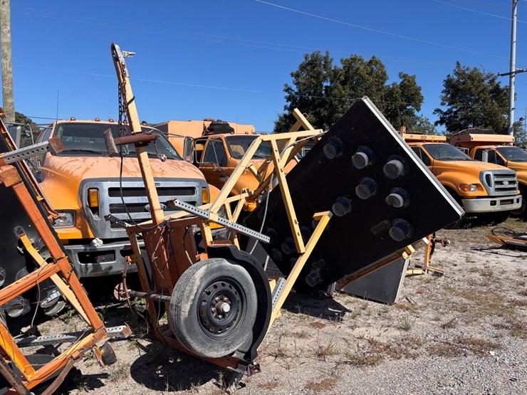 #25-•-towable-solar-powered-flashing-arrow-board-trailer-image-2
