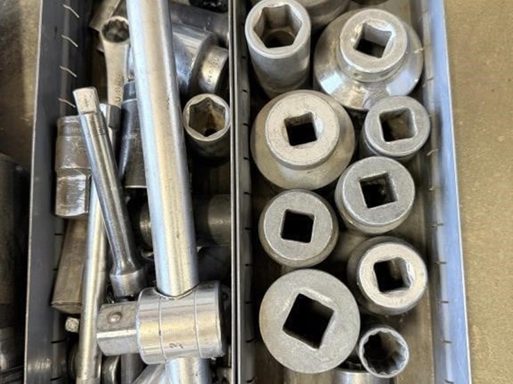 aircat-1"-impact-gun-&-assorted-sockets-image-5