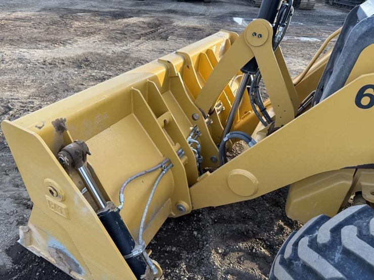 2025-caterpillar-420-image-29