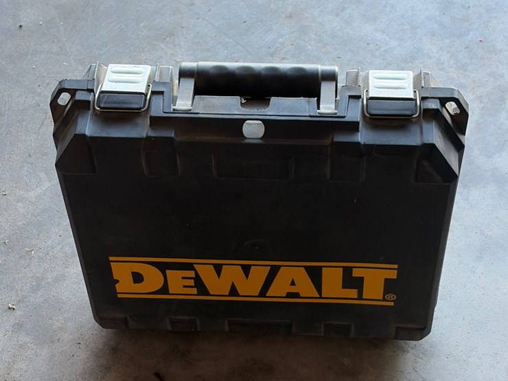 #65-•-dewalt-12-v-cordless-screw-gun-with-charger-and-carrying-box-image-5
