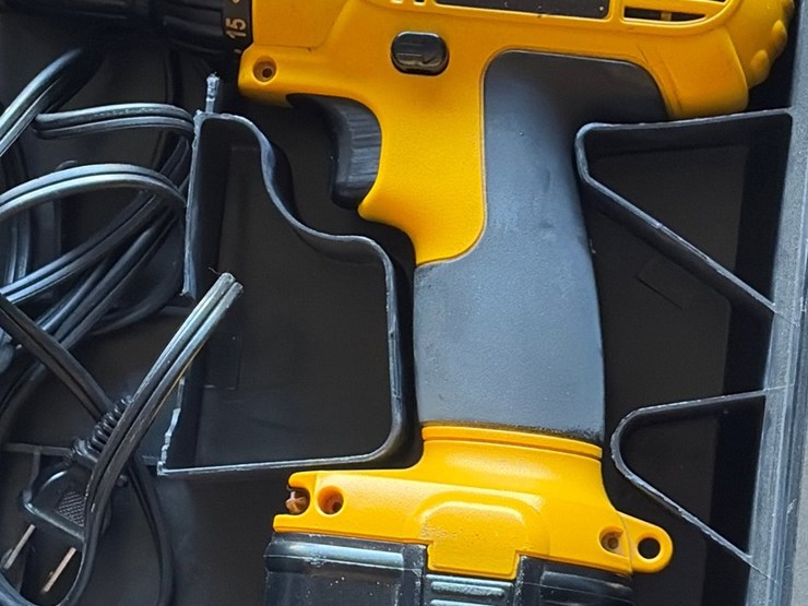 #65-•-dewalt-12-v-cordless-screw-gun-with-charger-and-carrying-box-image-2