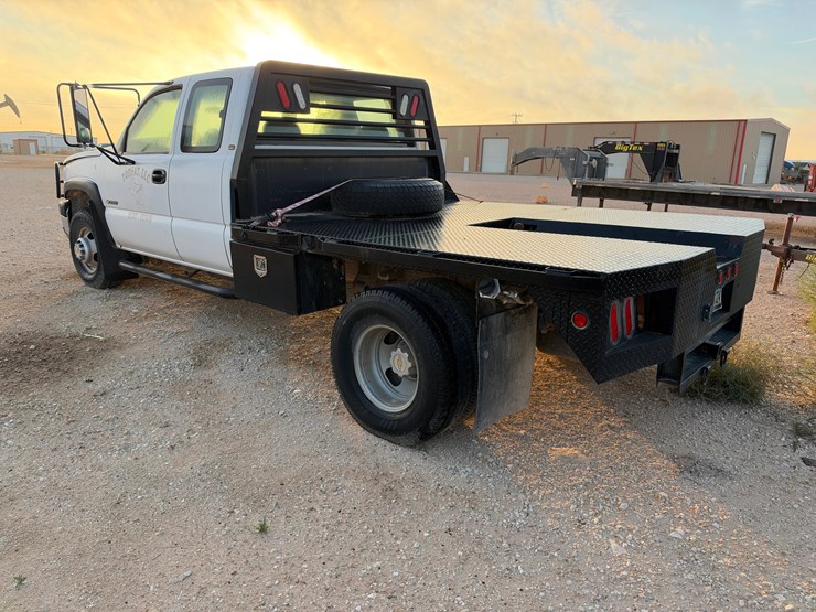 2005-chevrolet-silverado-3500-4x4-pickup-image-2